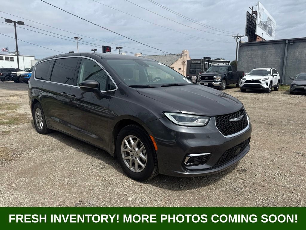 2023 Chrysler Pacifica Touring L's photo